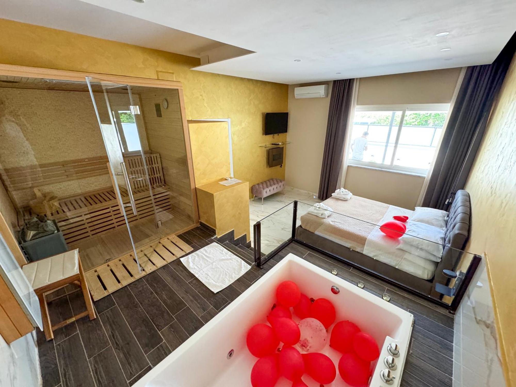 Aeterna Suites Spa Apartment แตร์ราชินา ภายนอก รูปภาพ